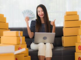 une femme au milieu de cartons