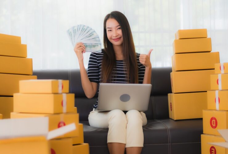 une femme au milieu de cartons
