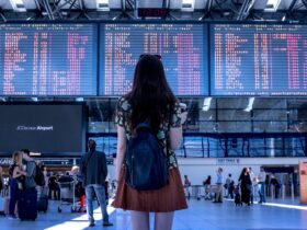 une femme dans un aéroport