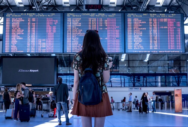 une femme dans un aéroport