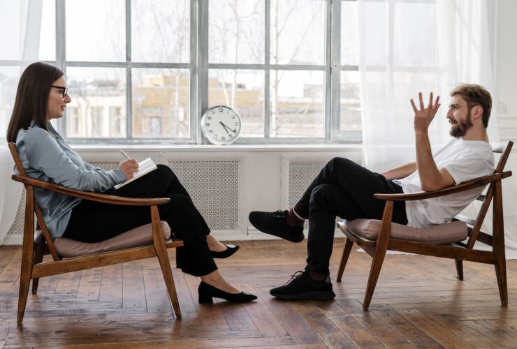 2 personnes dans un cabinet de psy