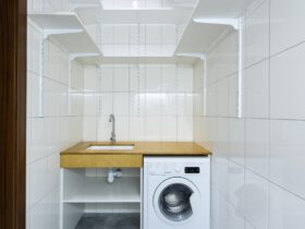 une buanderie avec une machine à laver le linge