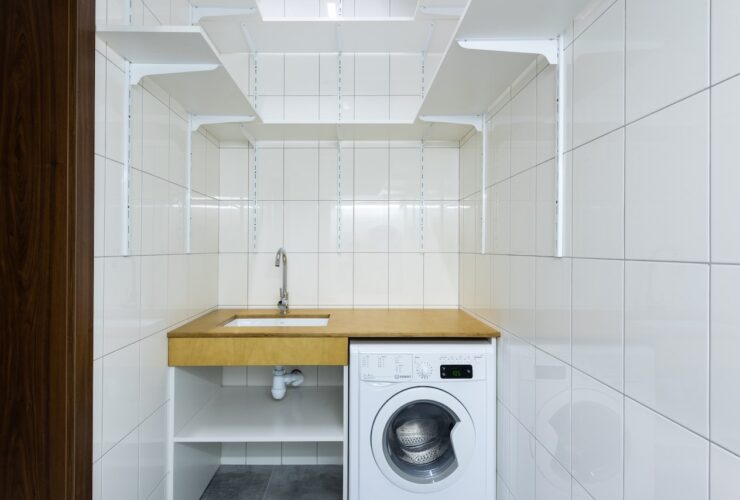 une buanderie avec une machine à laver le linge