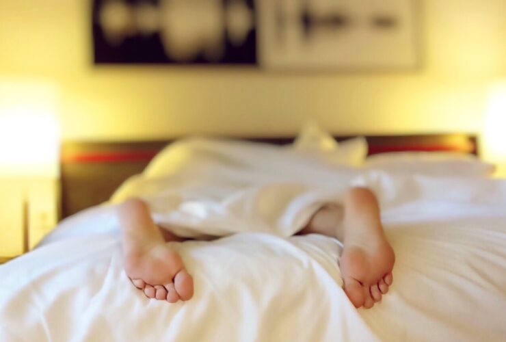 un matelas avec des pieds