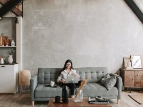une femme sur un canapé chez elle