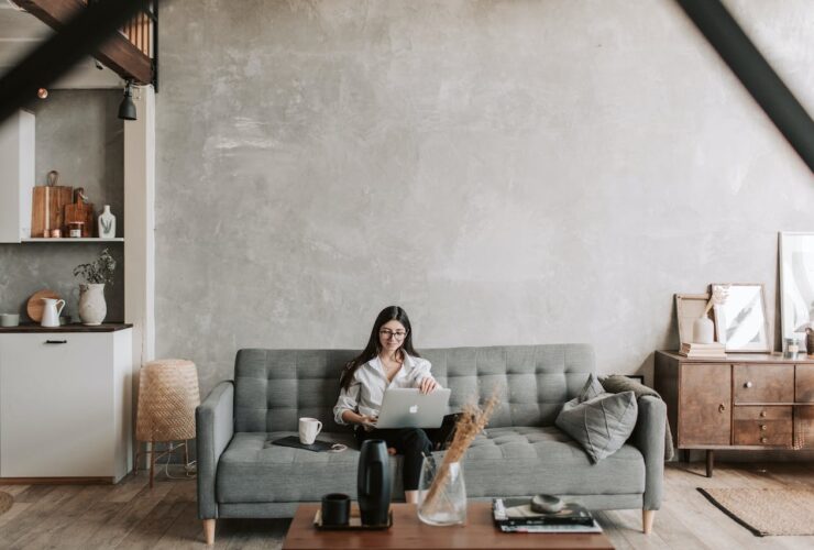 une femme sur un canapé chez elle