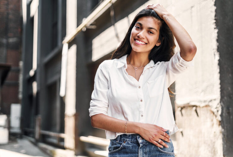 une jolie femme bien habillée
