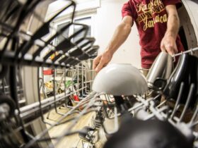 un lave vaisselle vu de l'intérieur