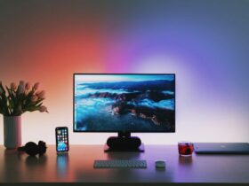 un pc sur un bureau