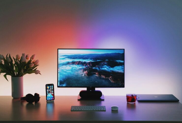 un pc sur un bureau