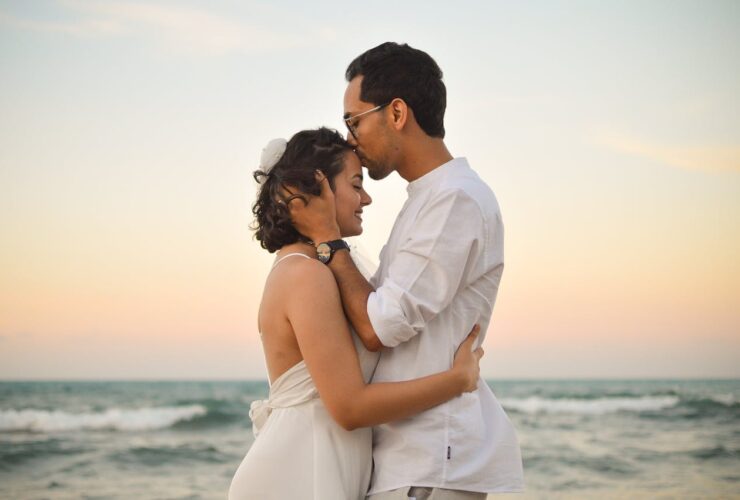 un couple fraichement marié sur la plage
