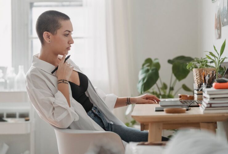 une femme devant son pc