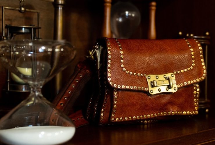 un sac en cuir marron