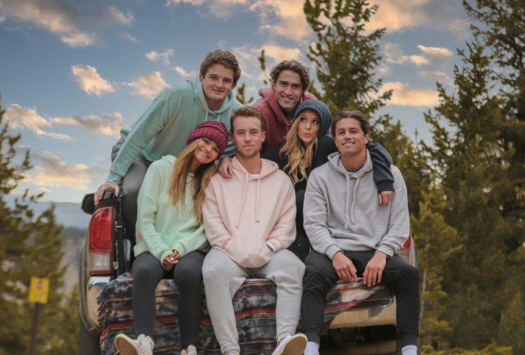 des jeunes en pull sur une voiture