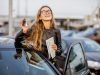 une femme qui loue une voiture