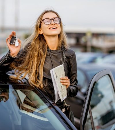une femme qui loue une voiture