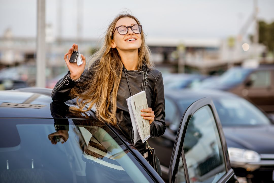une femme qui loue une voiture
